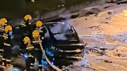 Vehicle catching fire after a collision.jpg Vehicle catching fire after a collision.jpg